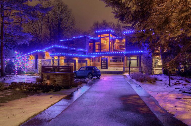 blue-holiday-roof-top-lights