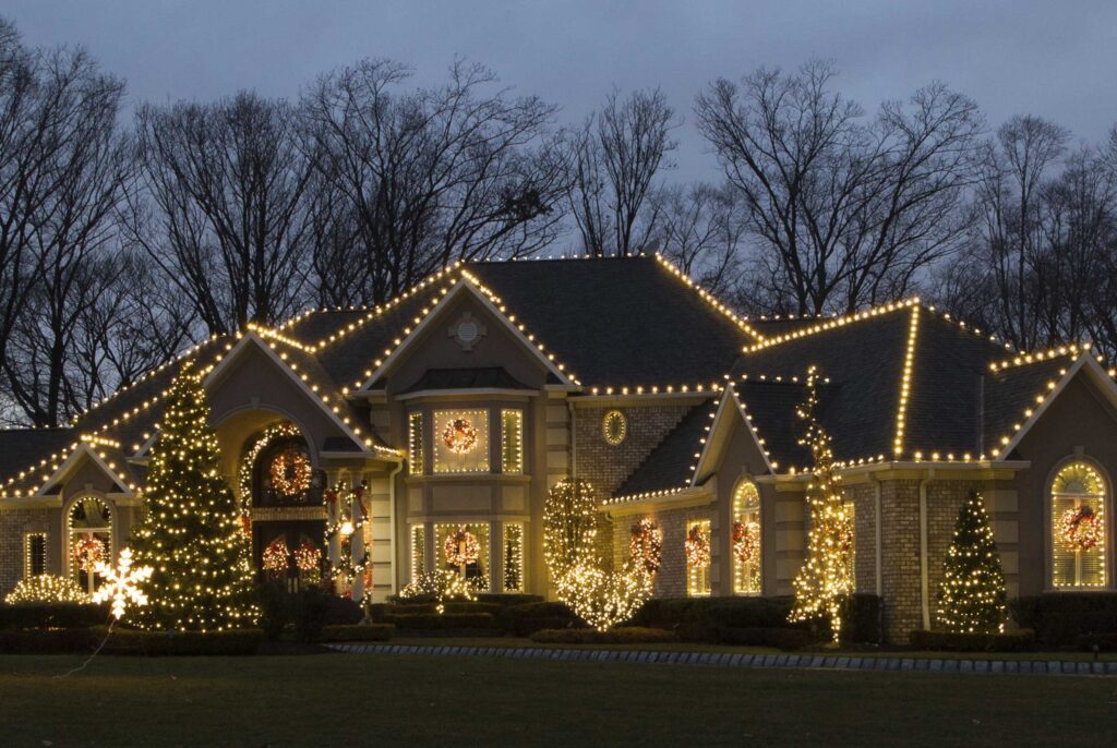 christmas-roof-lighting