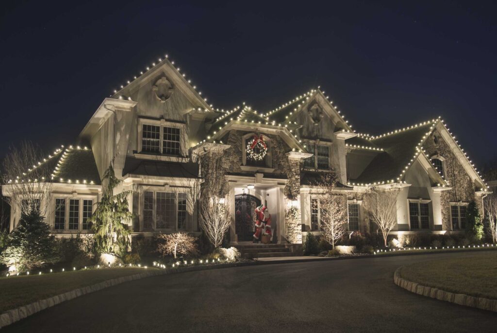 custom-christmas-roof-lighting