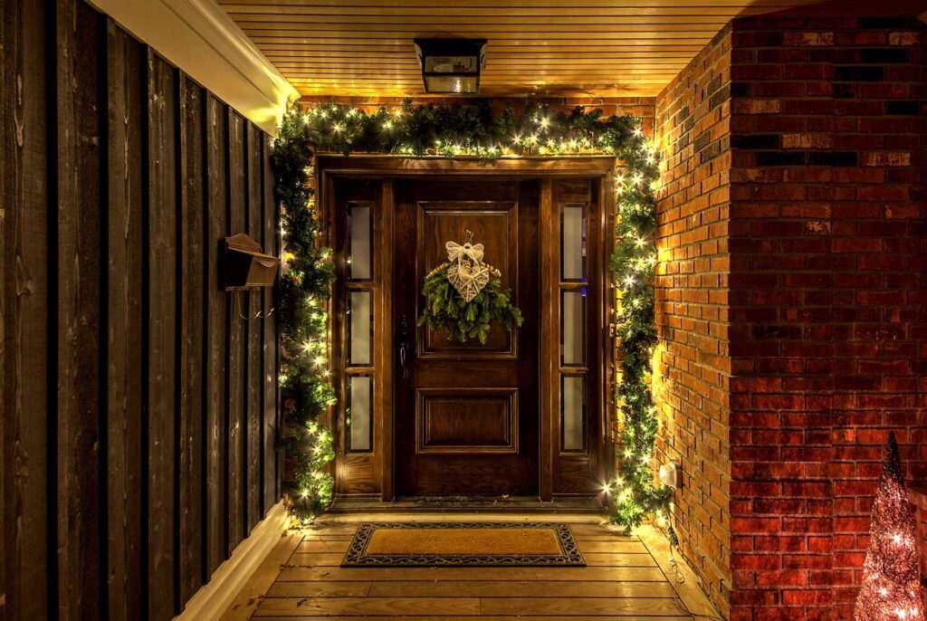 entrance-wreath-holiday-lighting