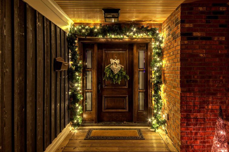 entrance-wreath-holiday-lighting