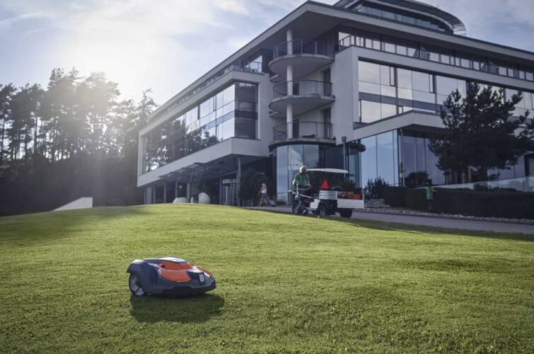 golf-course-robotic-lawn-mower