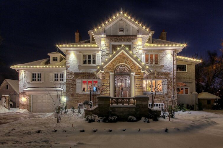 outdoor-christmas-roof-lighting