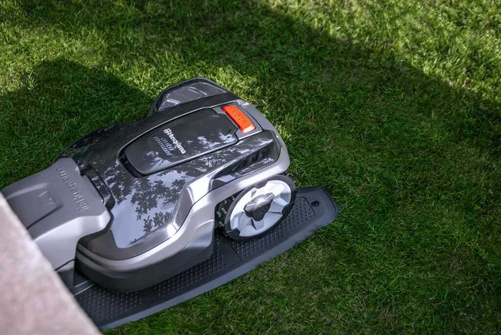robotic-lawn-mower-charging